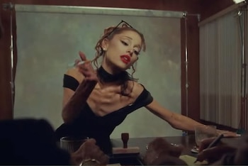 Jameela Jamil culpó al equipo de Ariana Grande por perpetuar la extrema delgadez. (Captura de video)