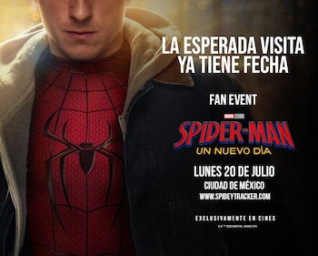 Torso de hombre vestido con traje de Spider-Man rojo y azul con telaraña negra y logo de araña, y chaqueta abierta, con texto blanco de anuncio