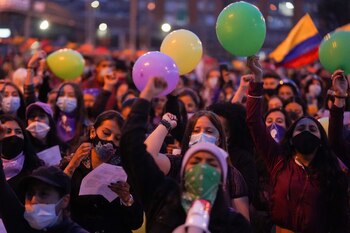 Women take part in a protest against sexual assault by the police and the excess of public force against peaceful protests, in Bogota, Colombia May 14, 2021. REUTERS/Nathalia Angarita NO RESALES. NO ARCHIVES