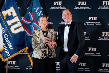 La destacada empresaria y filántropa, Maris Franca Llorens-Antognoli, junto al director fundador del Adam Smith Center, Carlos Díaz-Rosillo en la Champion of Freedom Dinner & Celebration