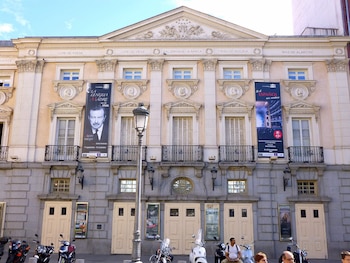 Fachada del Teatro Español, en