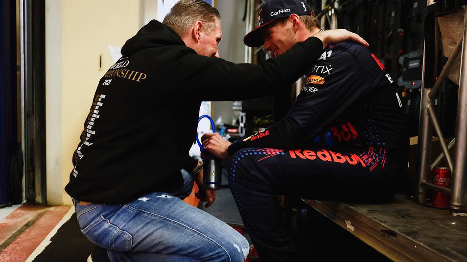 Verstappen junto a su padre Jos minutos después de haber conseguido su primer título del mundo en 2021