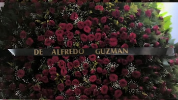 ¡Con coronas de flores! Los