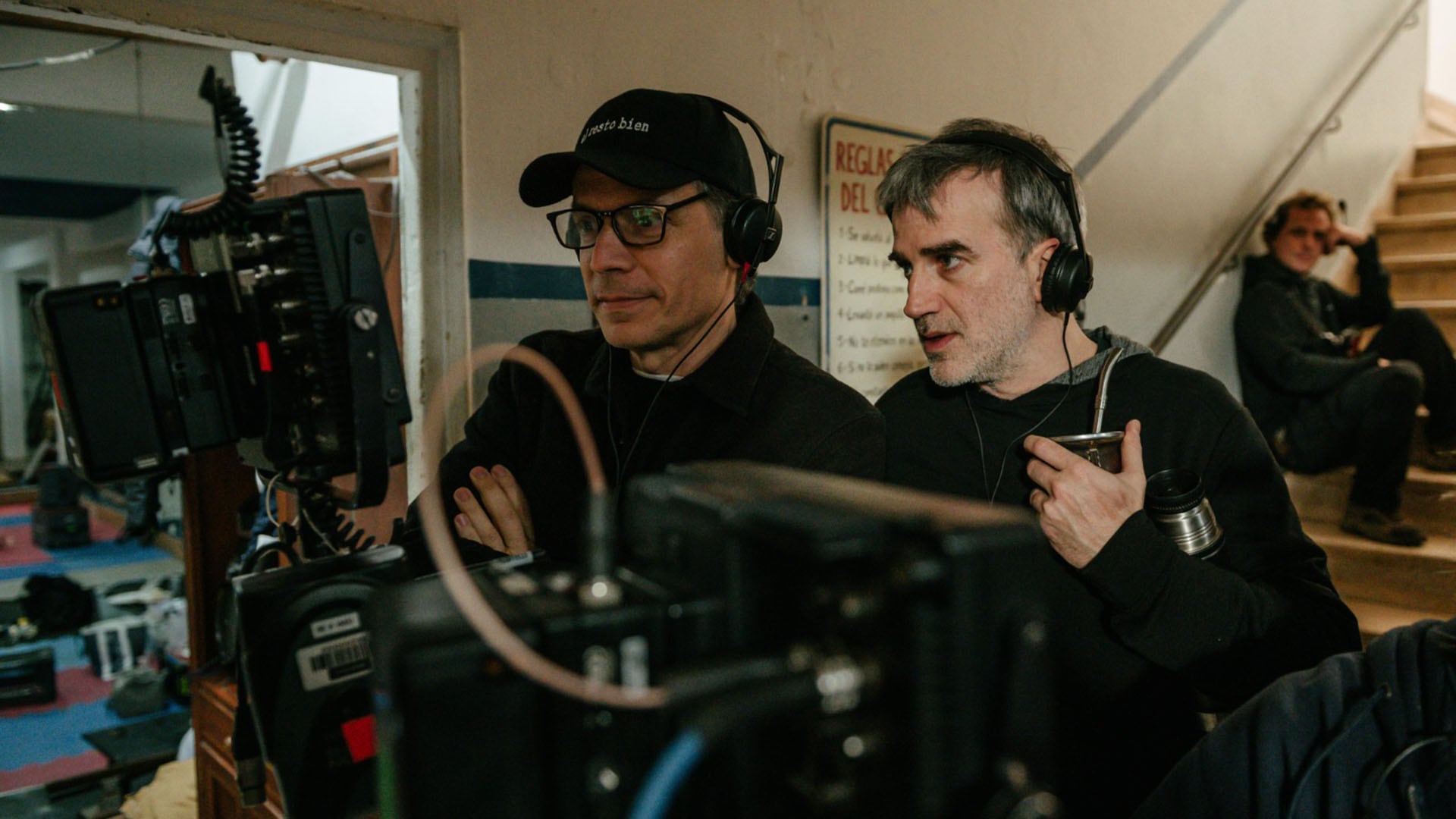 Daniel Burman y Daniel Hendler, la producción destaca por su trabajo de casting, planos secuencia y una dinámica visual que refuerza el realismo de la serie