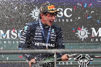 El piloto de Mercedes Kimi Antonelli celebra en el podio tras ganar el Gran Premio de Estados Unidos, el domingo 25 de octubre de 2026, en Austin, Texas. (AP Foto/Eric Gay)