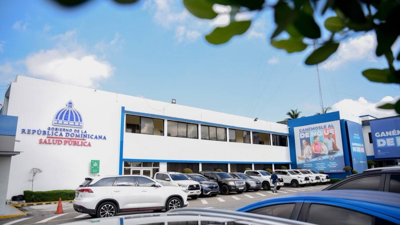 La baja en 2026 coincide con cifras contenidas de dengue, leptospirosis y virus respiratorios, un panorama que las autoridades vinculan al seguimiento continuo de riesgos sanitarios y a intervenciones preventivas. (Cortesía: Gobierno de República Doinicana)