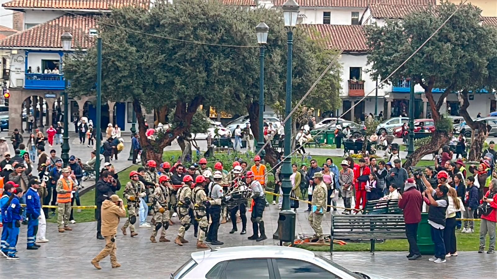 Equipos de emergencia y pobladores participan en el II Simulacro Nacional Multipeligro en la Plaza de Armas de Cusco, con un ejercicio de rescate desde la Catedral. (Infobae / Marilyn Corrales)