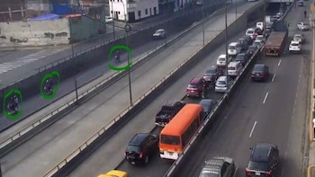 Redujeron al personal de seguridad y destruyeron vitrinas para sustraer joyas. (MML)