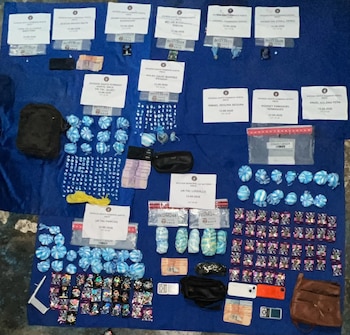 Las autoridades decomisaron cocaína, marihuana y crack, además de dos armas de fuego, ocho balanzas, dos motocicletas, celulares, cámaras de vigilancia y radios de comunicación. (Foto: DNCRD)