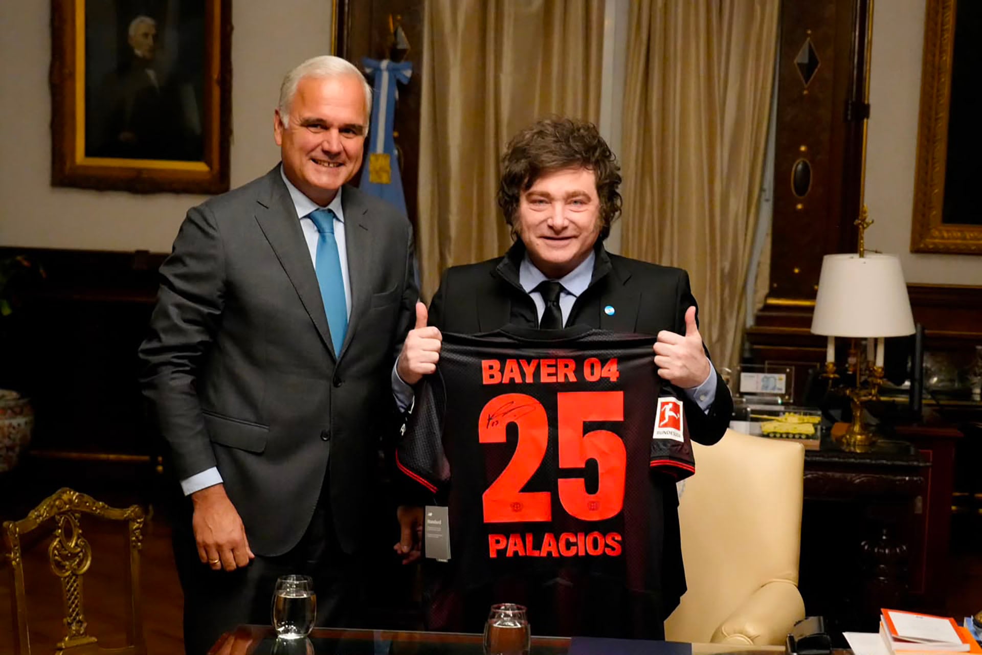 Milei junto al presidente Global de la División Farmacéutica y miembro del Consejo Directivo, Stefan Oelrich