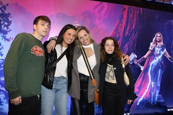 Denise Dumas con sus hijos