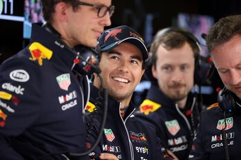 Checo Pérez ha mencionado que para la temporada 2022 se encuentra más adaptado a Red Bull y a su equipo de trabajo (Foto: REUTERS/Molly Darlington)