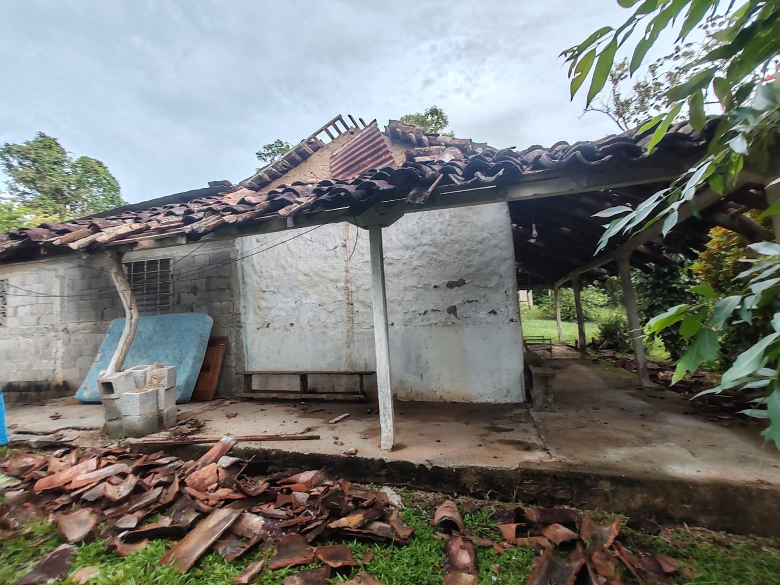 El fuerte sismo golpeó las estructuras, dejando sin hogar a miles de panameños que viven en el interior del país. (Cortesía)
