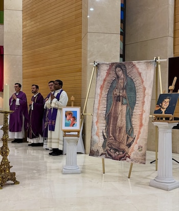 Durante la misa en memoria