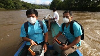 Personal de salud transporta vacunas
