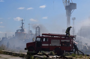 FOTO DE ARCHIVO: Varios bomberos trabajan en el lugar objeto de un ataque con misisles