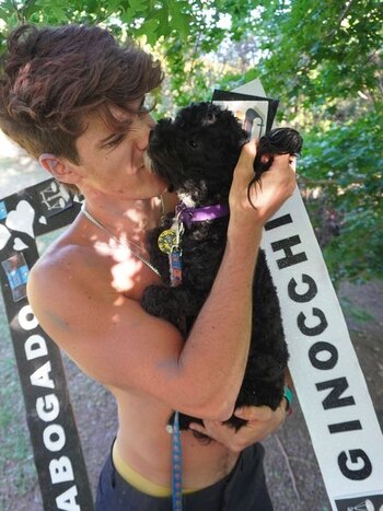 Marcos Ginocchio, a los besos con Mora, la perra que adoptó en Gran Hermano, en el día que recibió de abogado