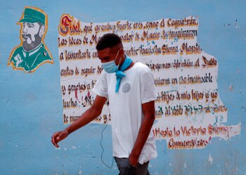 Un hombre con mascarilla camina