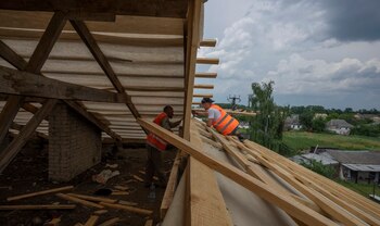 Civiles reconstruyen sus hogares (AP)