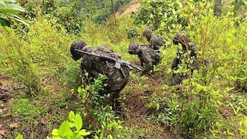 Heridos diez militares colombianos en