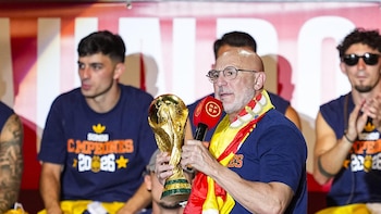 La Copa del Mundo inicia un viaje de celebración con los aficionados de la selección por toda España