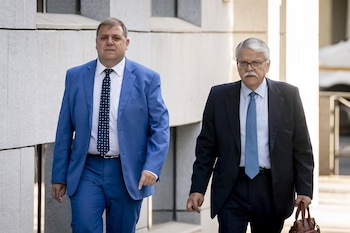 18/08/2026 El expresidente de Correos y exjefe de gabinete de Pedro Sánchez en el PSOE, Juan Manuel Serrano (i), a su llegada a la Audiencia Nacional para verificar el volcado de su teléfono móvil en el marco de las investigaciones del 'caso Leire Díez', a 18 de agosto de 2026, en Madrid (España). Durante la diligencia, el juez que instruye el caso, Santiago Pedraz decidirá si valida el informe de la UCO o realiza un nuevo
POLITICA
A. Pérez Meca - Europa Press