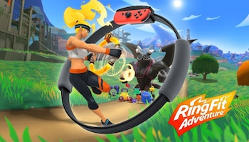 Ring Fit Adventure funciona en Nintendo Switch con el accesorio Ring-Con, que traduce los movimientos físicos del usuario en acciones dentro del videojuego.