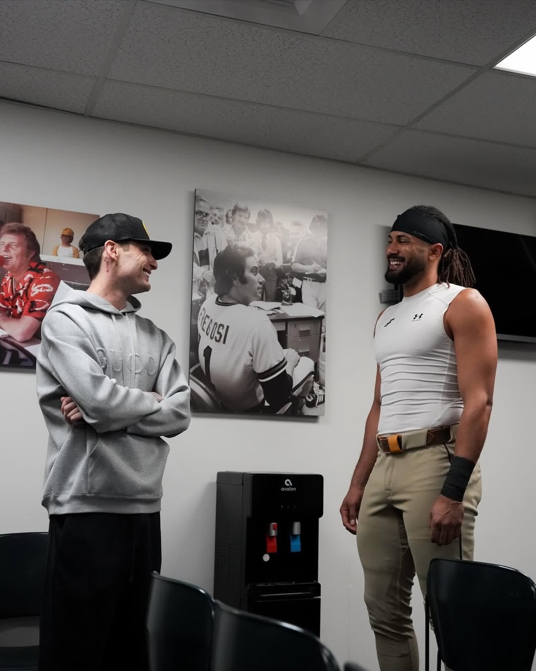 La charla entre Peso Pluma y Tatís Jr. antes del juego Padres vs Angels destacó por la admiración y el respeto entre referentes latinos. (Instagram/ @padres)
