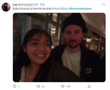 Peruana posa con Mitch Rowland.