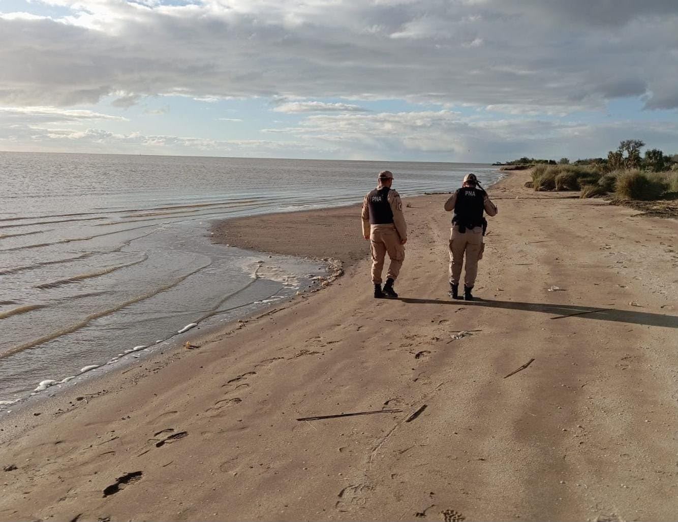 Dos agentes de la Prefectura Naval Argentina recorren la zona costera de Santa Teresita durante las tareas de vigilancia. (Prefectura Naval Argentina)
