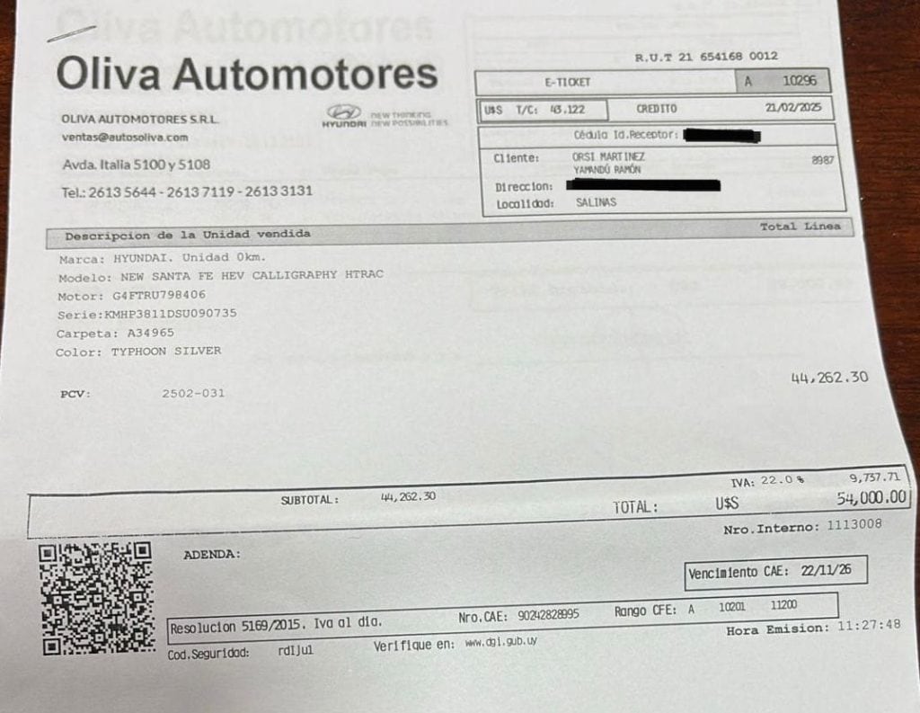 Factura de la compra de una camioneta por parte del presidente uruguayo Yamandú Orsi, a USD 25.000 menos (Así nos va/Radio Carve)