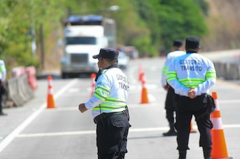 El dispositivo vial en El Salvador prioriza la carretera al Puerto de La Libertad, el acceso al aeropuerto internacional y los corredores hacia Santa Ana, Usulután y San Salvador./ (VMT)
