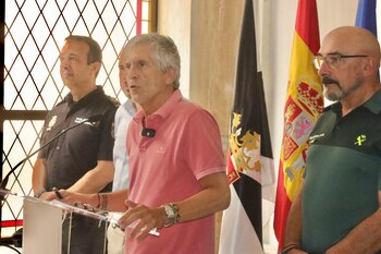 Ceuta, 01/08/2026.- El ministro del Interior, Fernando Grande-Marlaska, comparece en la Delegación del Gobierno de Ceuta para hablar sobre la situación de inmigración ilegal en Ceuta. (EFE/Reduan)