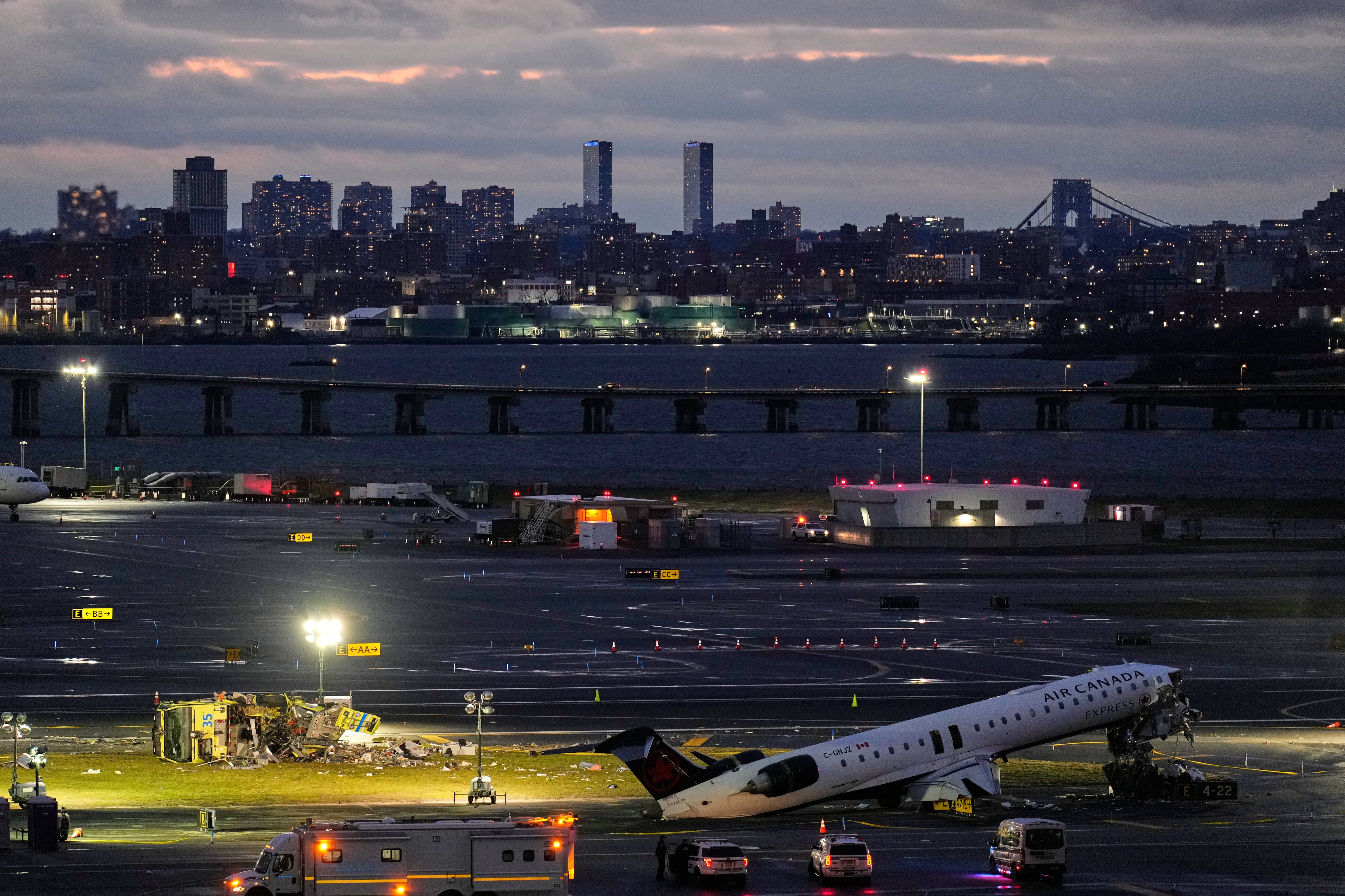La colisión en el aeropuerto LaGuardia ocurrió durante horas de gran tráfico, dificultando los trabajos de rescate y evacuación (AP Photo/Seth Wenig)
