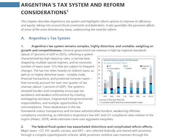 Facsímil de un documento sobre el sistema tributario de Argentina y sus reformas, con un gráfico de barras que compara los ingresos fiscales de varios países