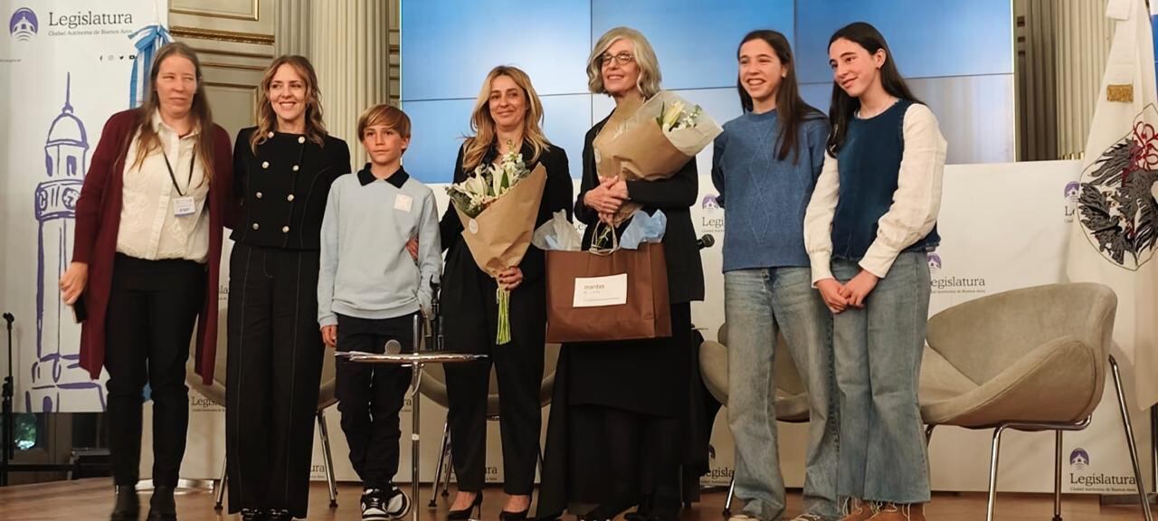 Al concluir la conferencia en la Legislatura, integrantes de Padres Unidos subieron al escenario con sus hijos para homenajear a Miriam Grossman