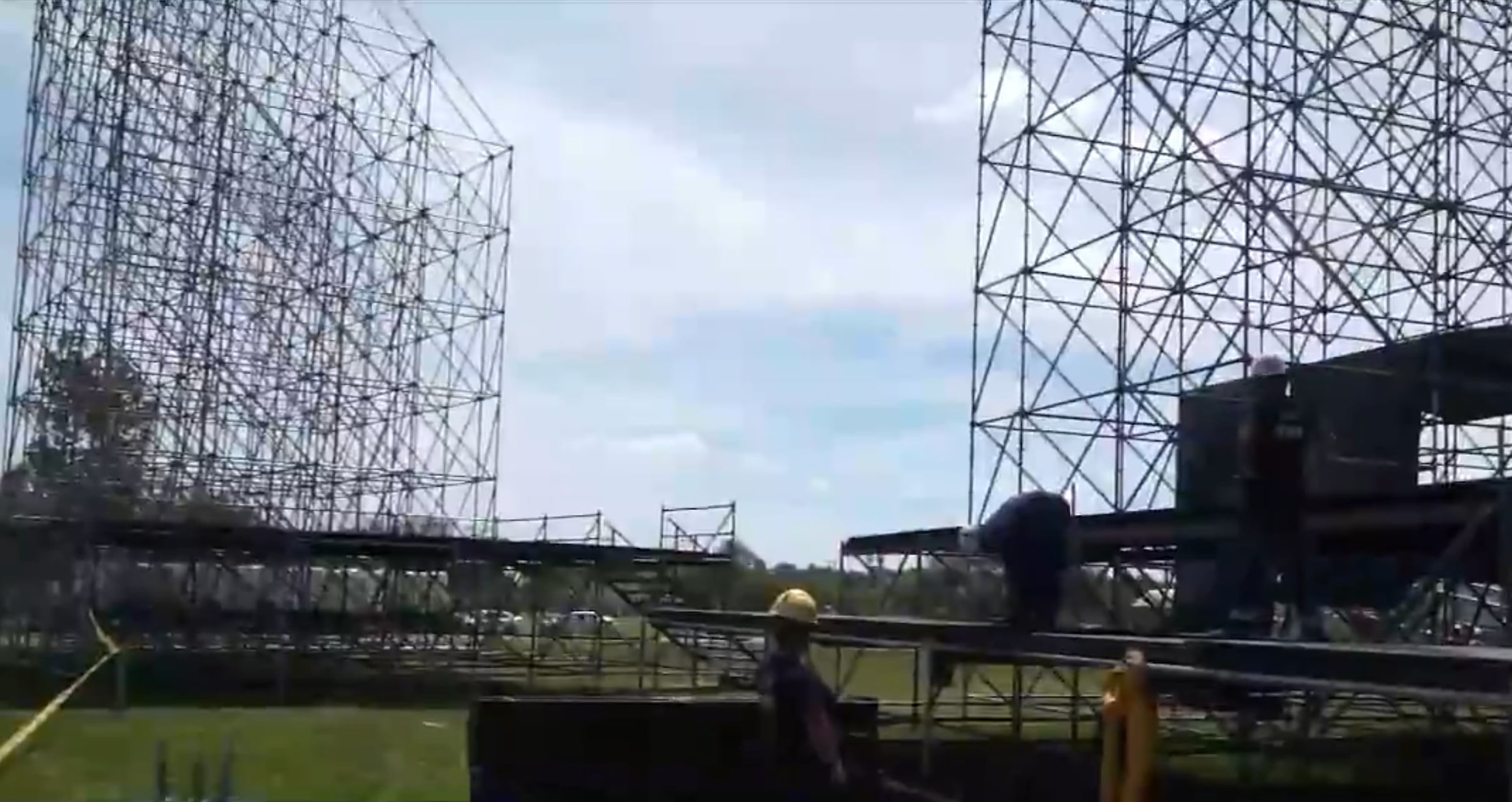El armado del altar del papa en Paysandú (Captura Telemundo/Canal 12)