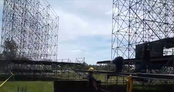 El armado del altar del papa en Paysandú (Captura Telemundo/Canal 12)
