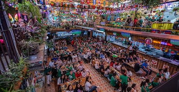 Más allá de la calidad de los platillos, destaca por su ambiente inigualable, donde incluso la gente suele pararse a bailar, dándole ese toque latinoamericano al lugar..(Comedor de los Milagros)