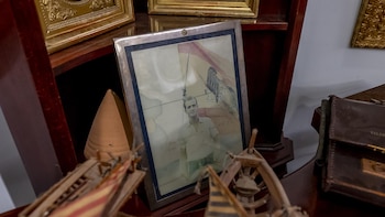 Una foto de Juan Carlos I dedicada a Franco y varios retratos del dictador, a subasta mañana entre los objetos de Meirás