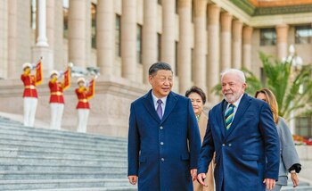 El presidente brasileño Luiz Inacio Lula da Silva y el jefe del régimen chino, Xi Jinping en Beijing, China, en abril de 2023 (Reuters)