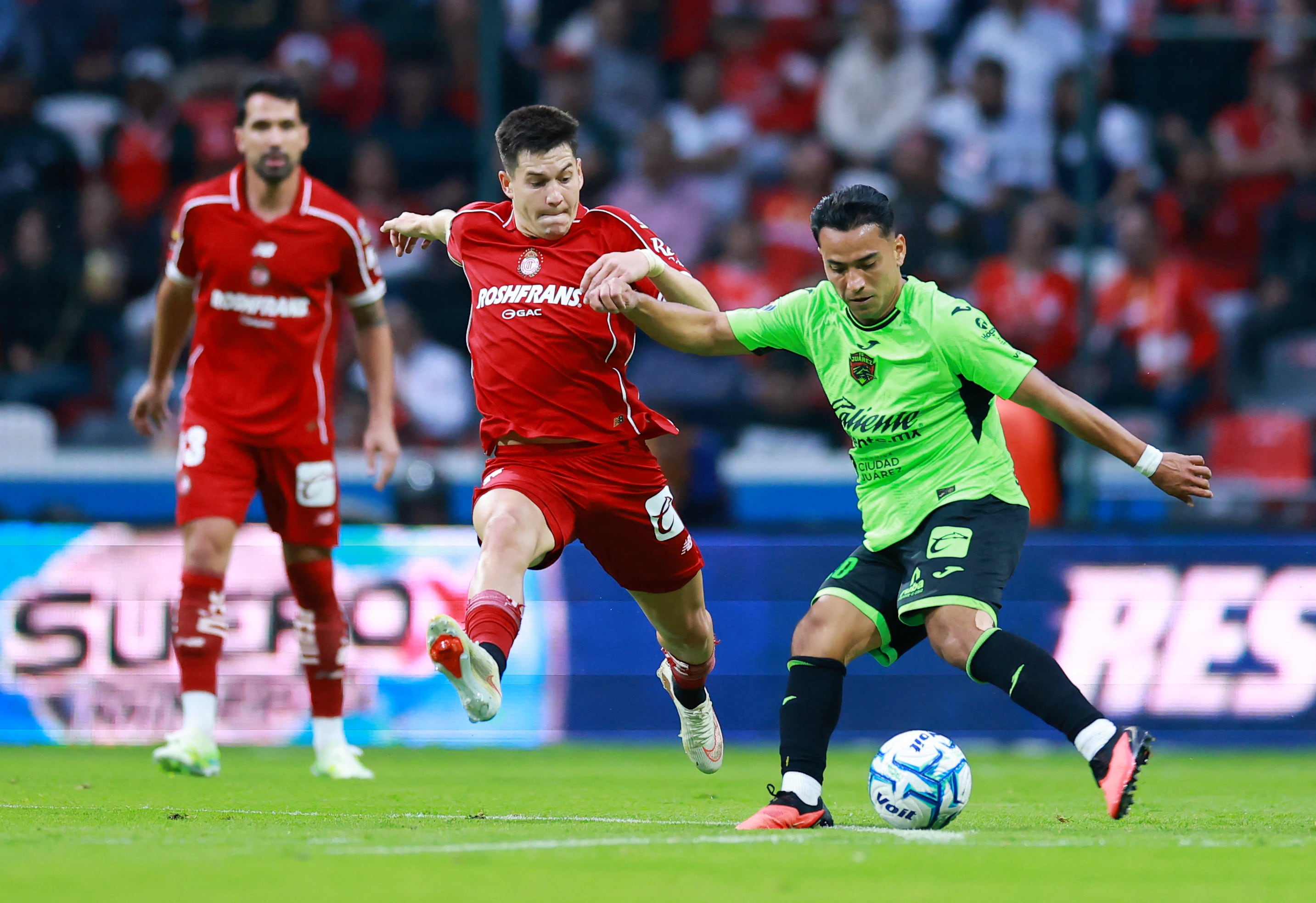 Soccer Football - Liga MX - Toluca v Juarez - Estadio Nemsio Diez, Toluca, Mexico - August 30, 2026 Toluca's Franco Romero in action with Juarez's Ian Jairo Misael Torres Ramirez REUTERS/Eloisa Sanchez