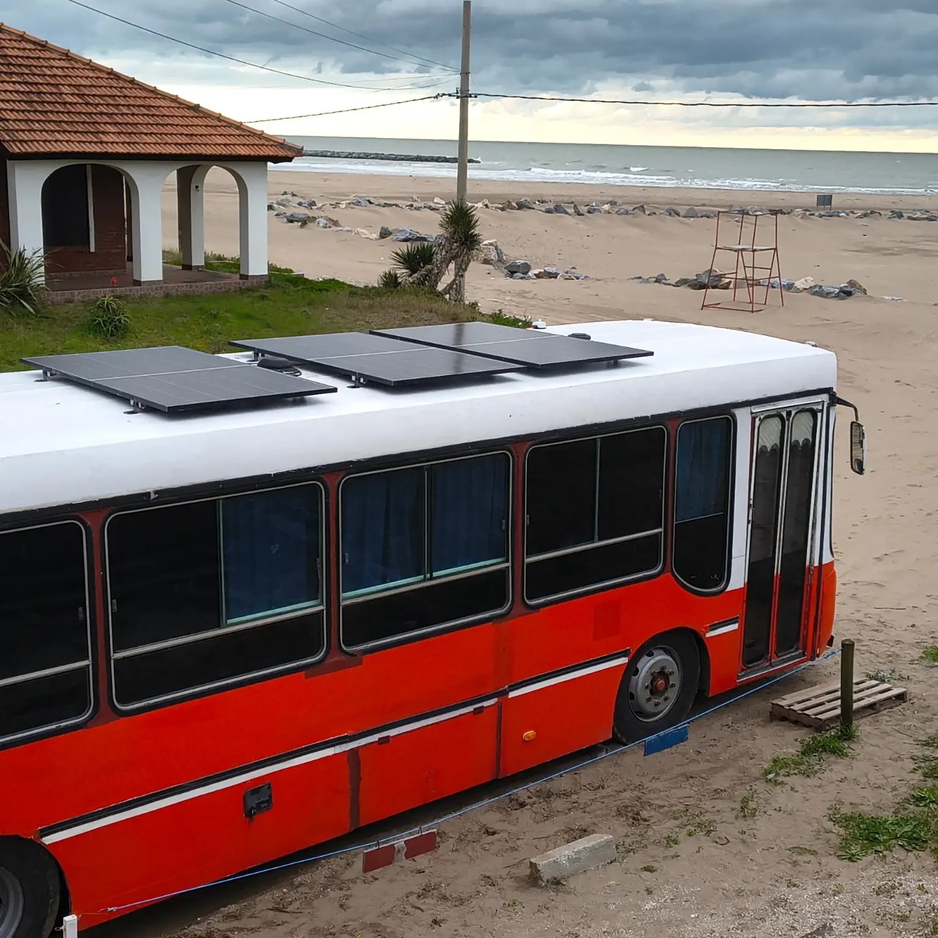 Una de las incorporaciones más recientes fue el equipo de energía solar, que instaló personalmente y que le permite alimentar los artefactos eléctricos sin tener que conectarse a la red de un camping