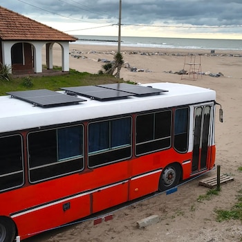 Es mecánico, vive en Las Toninas y transformó un micro escolar en una casa de dos ambientes con Internet y energía solar