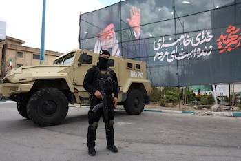 Un miembro de las fuerzas de seguridad iraníes monta guardia junto a una pancarta en honor al exlíder supremo iraní Ali Khamenei, en Teherán (
EFE/ Abedin Taherkenareh)