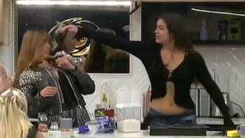 Luana Fernández tomó una bombacha y se la pasó por la cara a Sol Abraham en la cocina