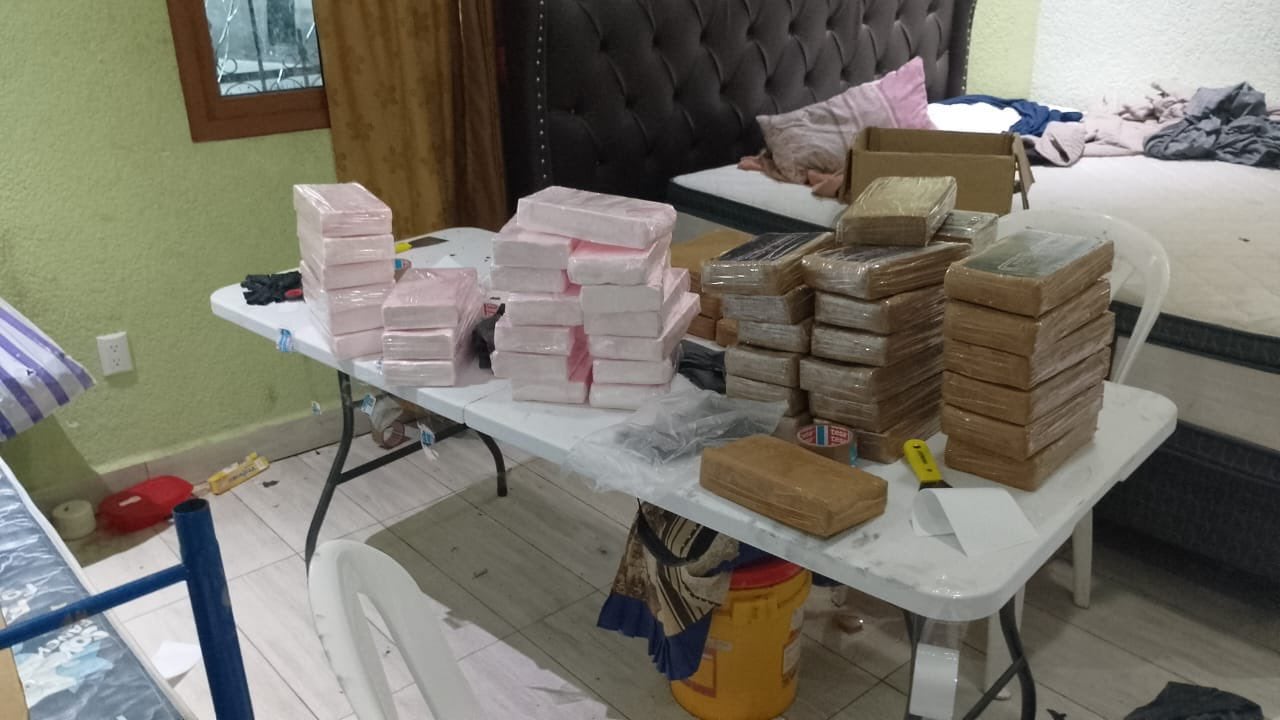 El Ejército de Guatemala y la PNC localizaron un laboratorio improvisado para fabricación de drogas en Ayutla, San Marcos, durante un operativo antinarcótico. (Cortesía: Ejército de Guatemala)