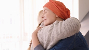 Una joven cuida a una