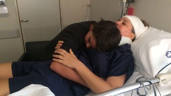 Lola Lanusse abrazada por su