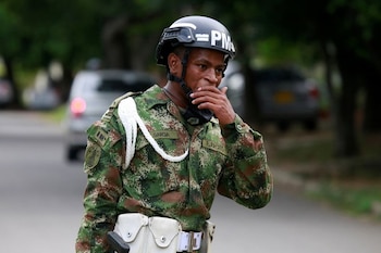 Un soldado reacciona mientras patrulla